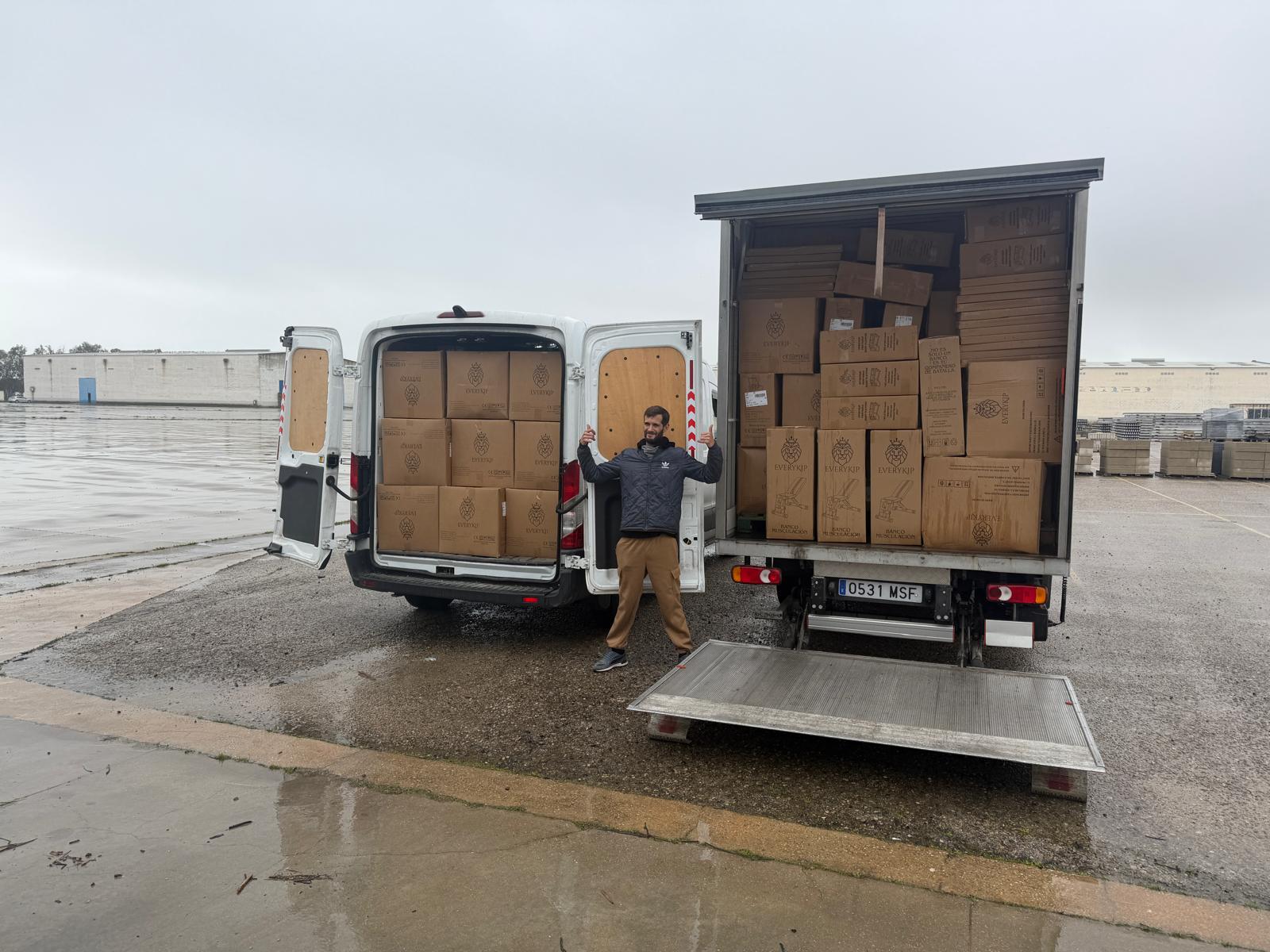 Carga de pedidos de clientes en furgoneta y camión