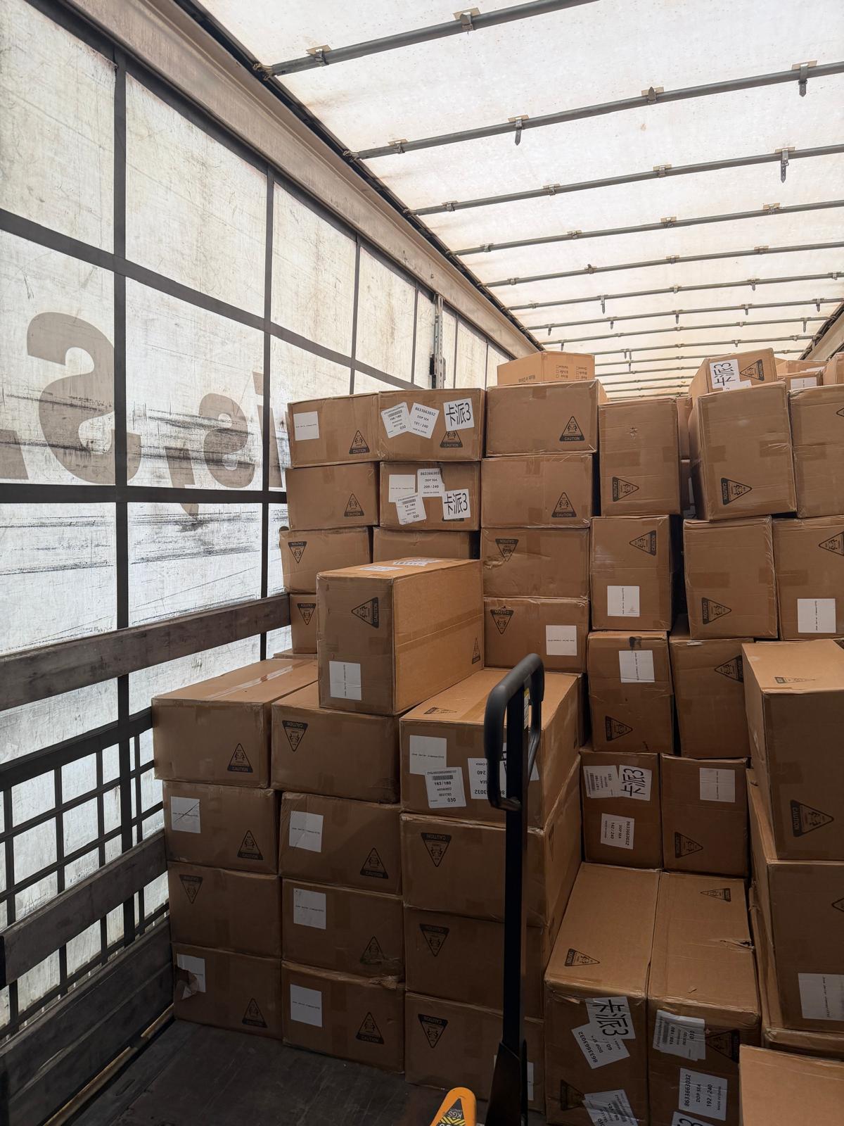 Tráiler completo de mercancía recibida en el almacén
