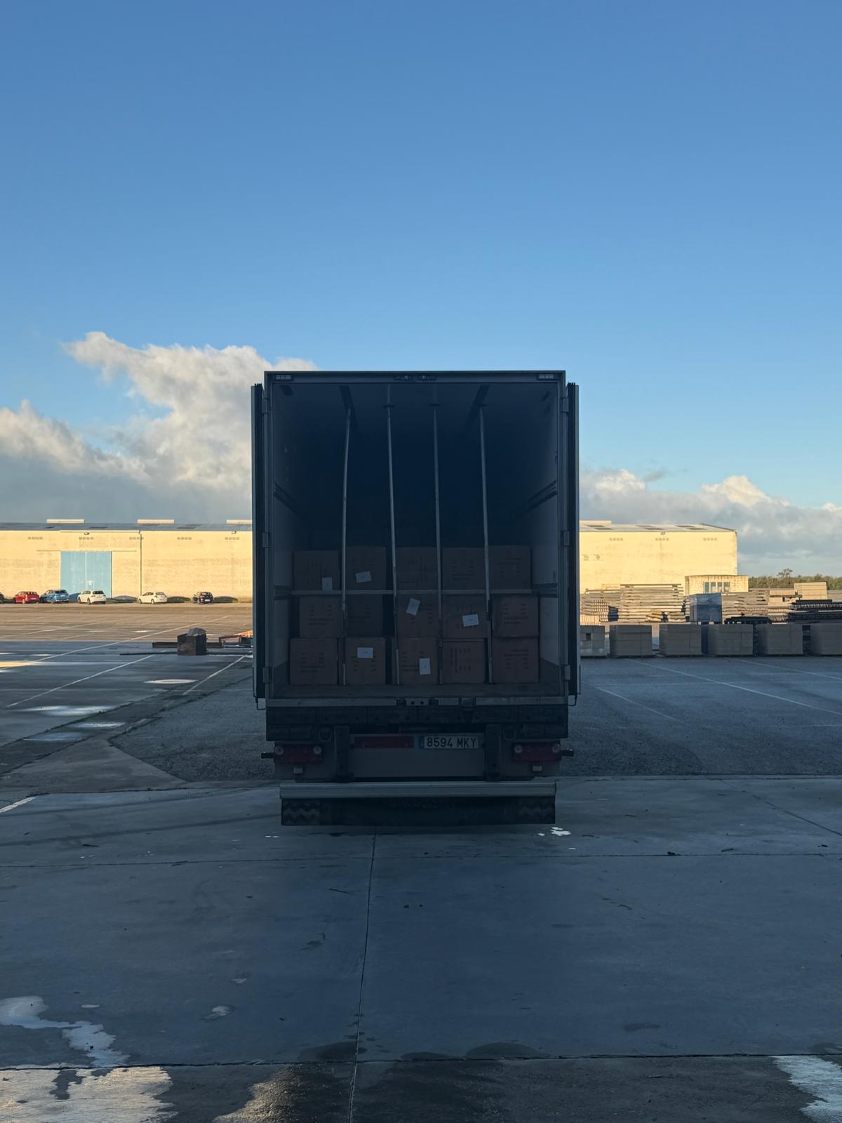 Camión con mercancía en el muelle del almacén