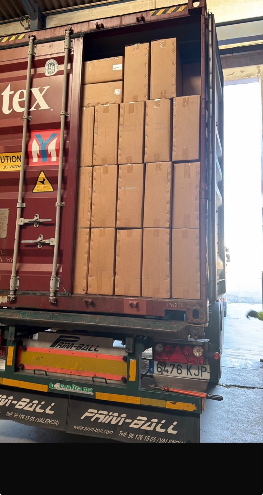 Contenedor completo de mercancía llegando al almacén