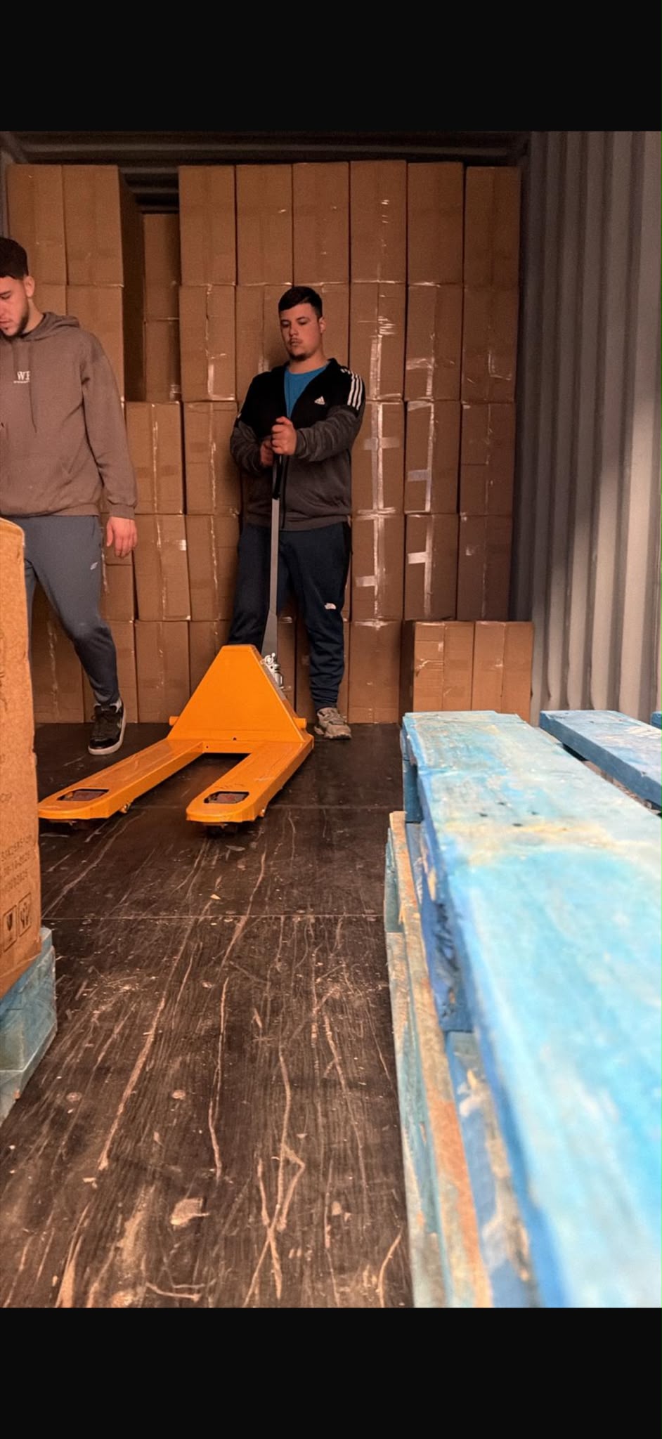 El equipo de Cargoprime descargando un contenedor